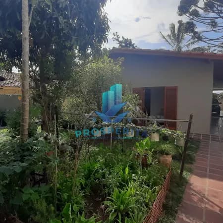 CASA À VENDA no Jardim Ipê com amplo quintal e rua sem saída - Cotia.