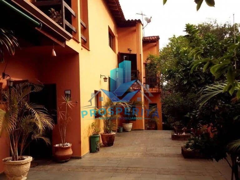 CASA À VENDA em residencial fechado (bolsão) com portaria 24h, próximo a avenida São Camilo.