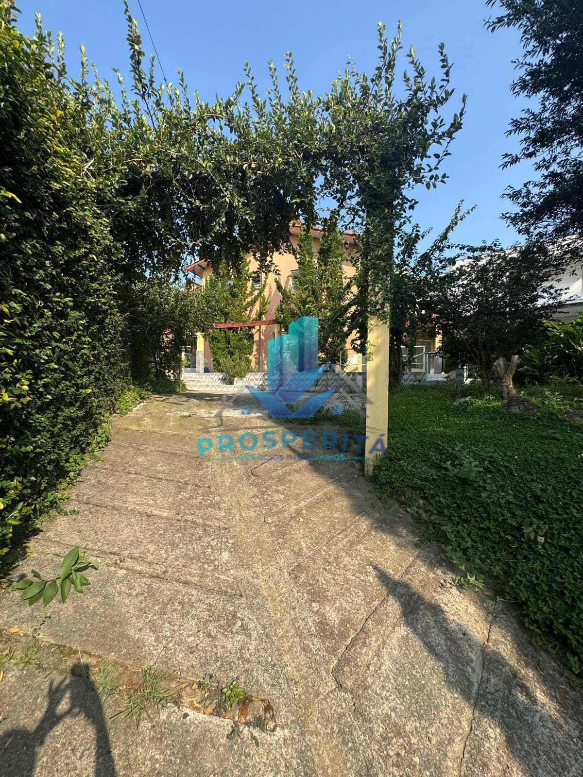 Casa a venda Cond. Colinas de São Fernando - Impecável, 3 dorms / 2 suítes, varanda !