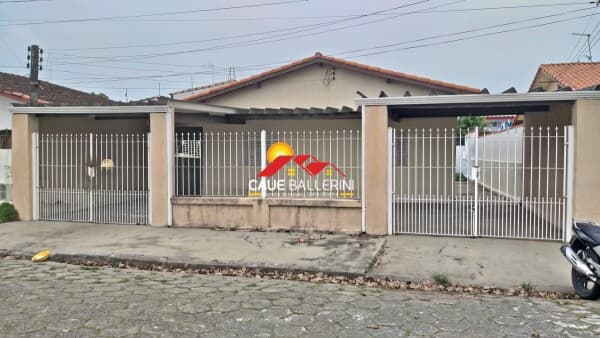 Linda casa térrea lado praia para locação definitiva:
