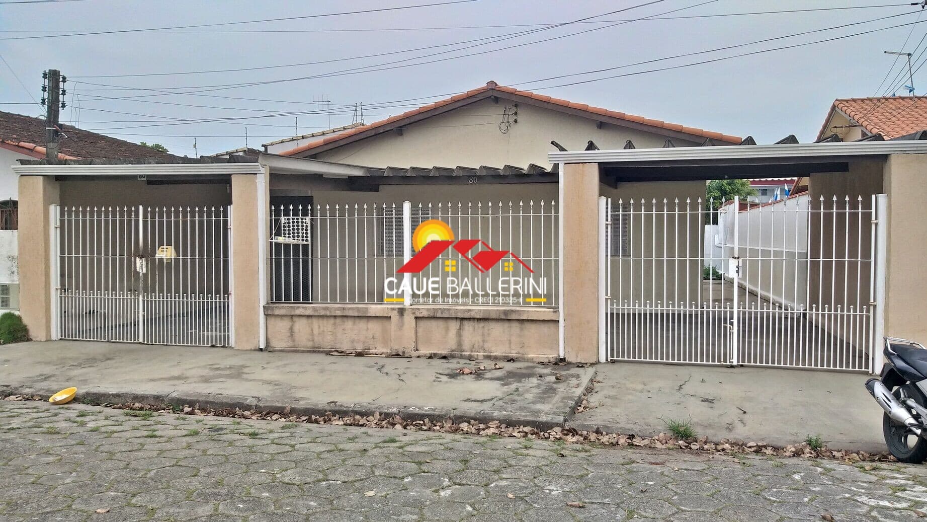 Linda casa térrea lado praia para locação definitiva: