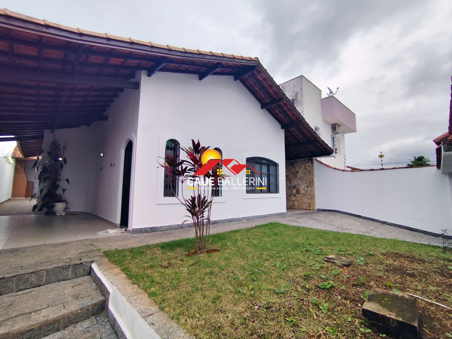 Encante-se com esta linda casa de 3 dormitórios, incluindo uma suíte, perfeita para sua locação definitiva no Bairro Nova Peruíbe!