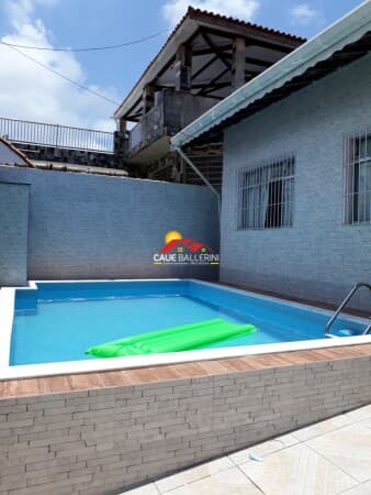 Lindo imóvel com 3 dormitórios e piscina para venda em Peruíbe/SP: