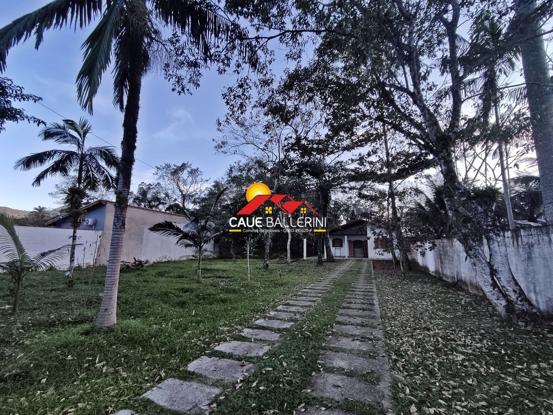 Casa térrea, mobiliada, com 3 dormitórios para locação definitiva em Peruíbe-SP: