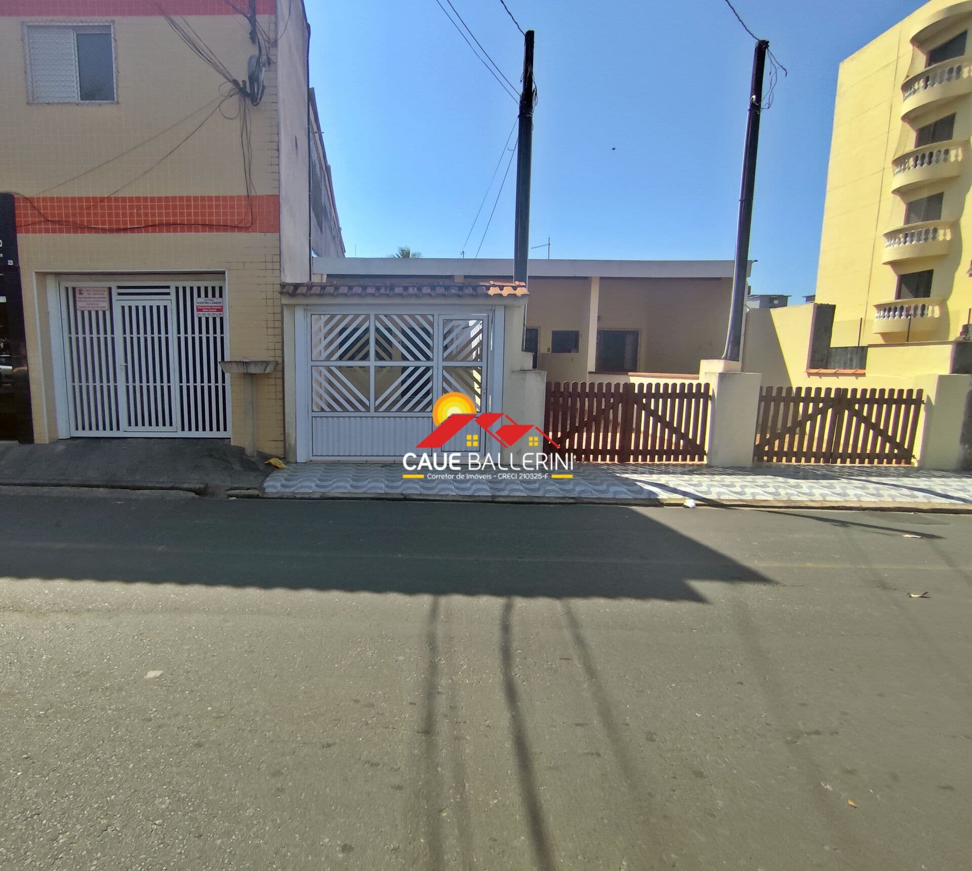Linda casinha mobiliada para locação definitiva no Centro de Peruíbe/SP: