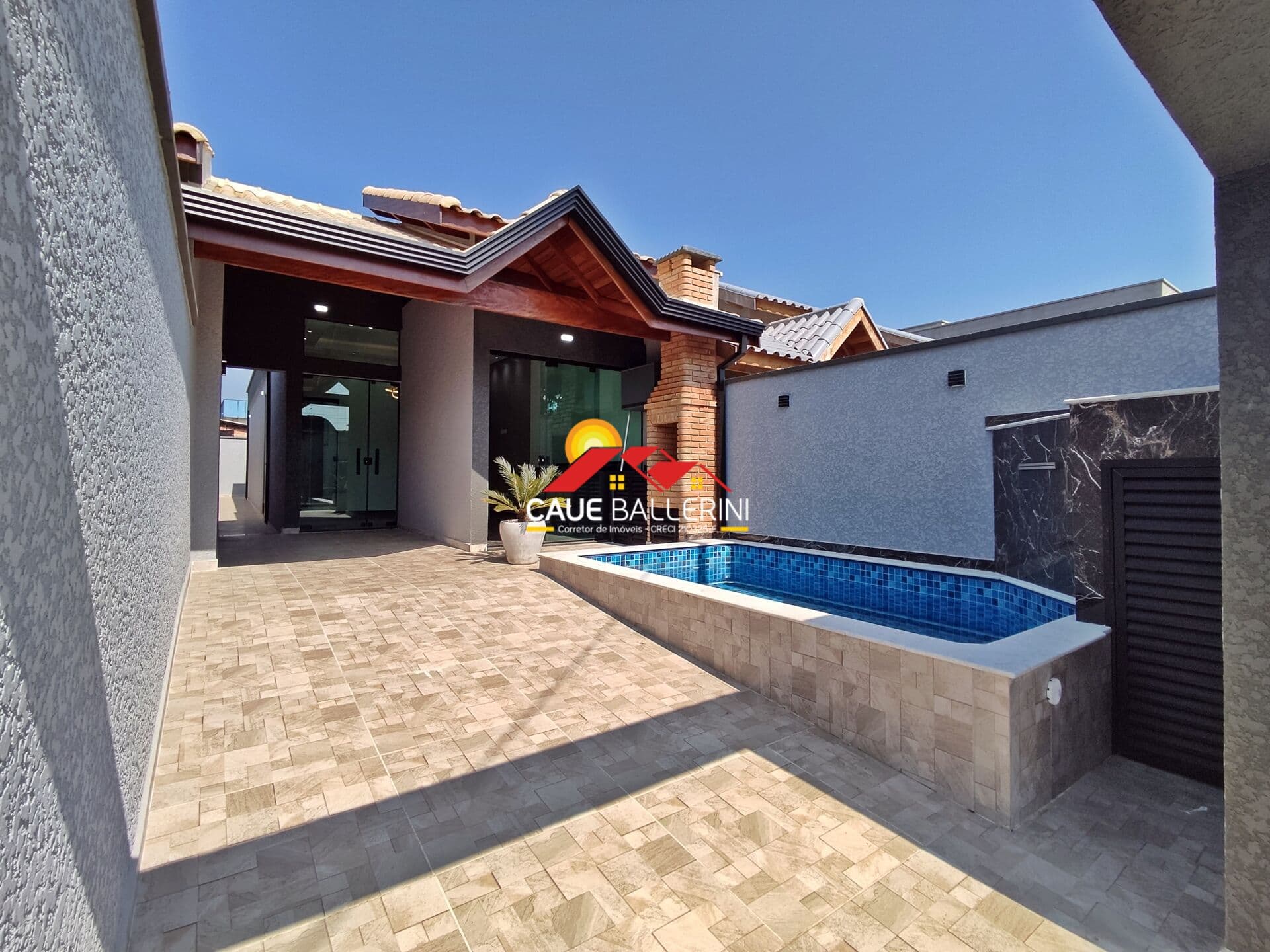 Olha que espetáculo essa casa nova e com piscina, na praia de Peruíbe-SP: