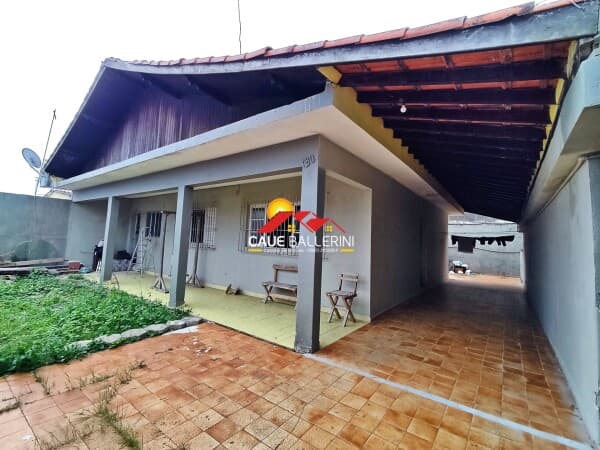 Casa térrea com 3 dormitórios para locação definitiva em Peruíbe/SP: