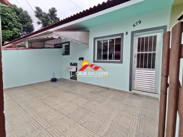 Linda casa para locação definitiva com: