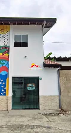 Sala comercial com mezanino para locação definitiva em Peruíbe-SP: