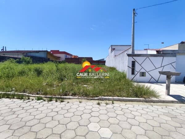 Terreno meio lote, com fundação pronta e planta aprovada na Prefeitura para venda: