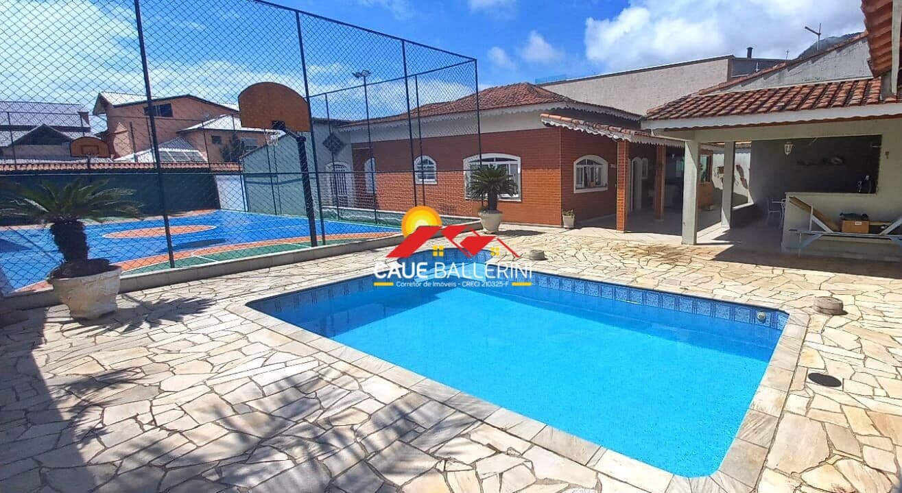 Linda casa com 2 lotes, quadra e piscina no Centro de Peruíbe - SP :