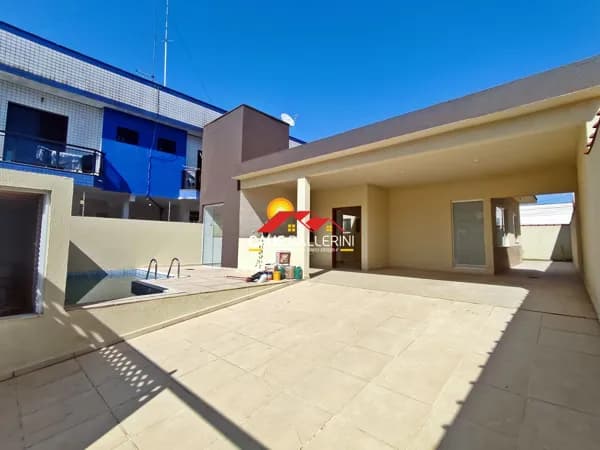 Confere essa maravilhosa casa, com 3 dormitórios e piscina, para locação definitiva em Peruíbe/SP: