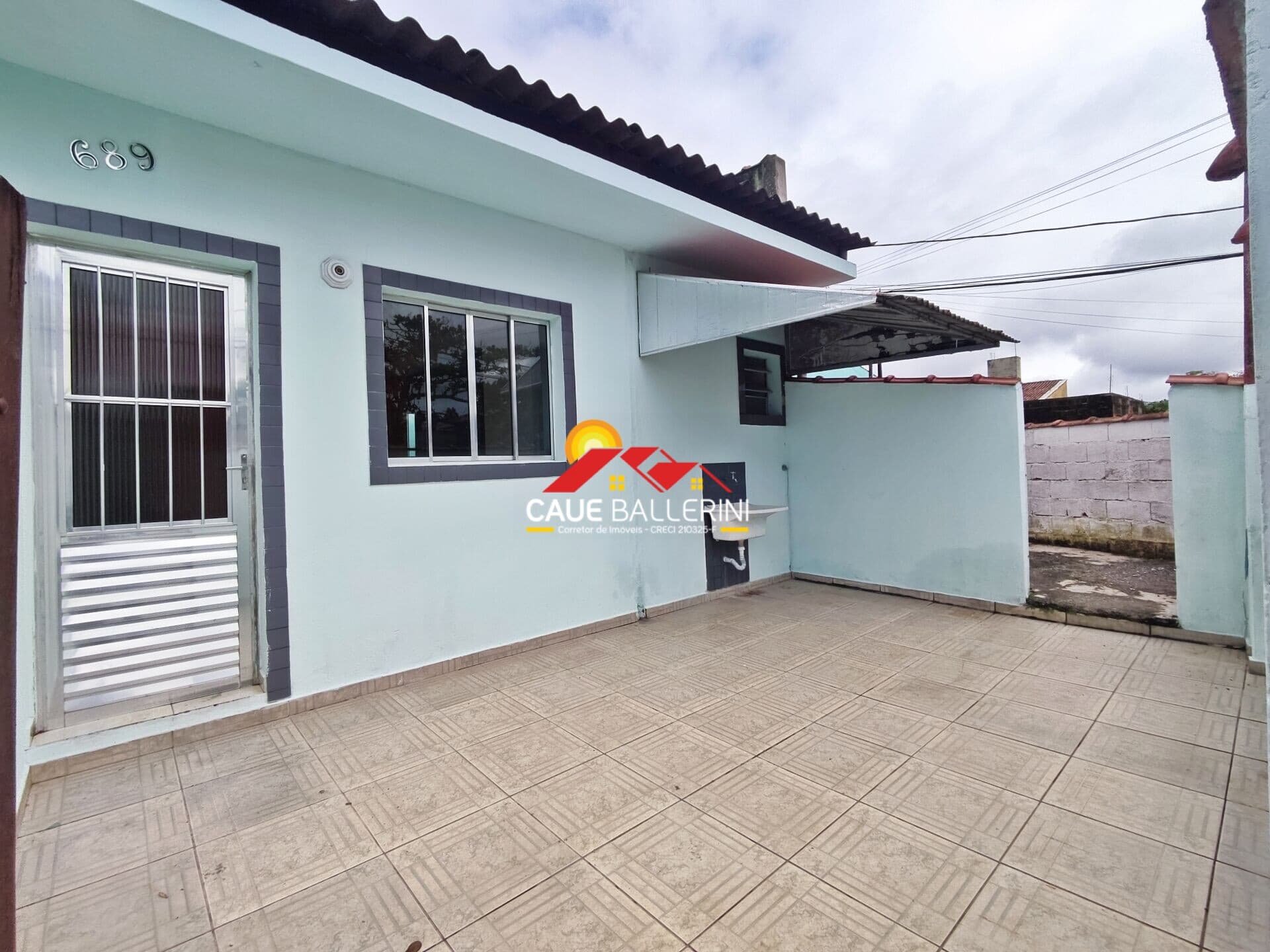 Linda casa com 1 dormitório para locação definitiva com: