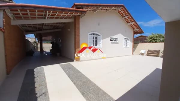Incrível casa térrea com piscina à 500 metros da praia em Peruíbe-SP: