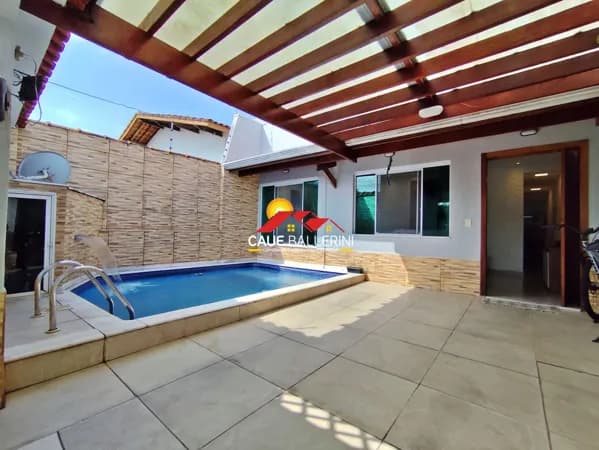 Hoje eu vou te apresentar essa casa super aconchegante, com piscina, a 500 metros da praia de Peruíbe-SP