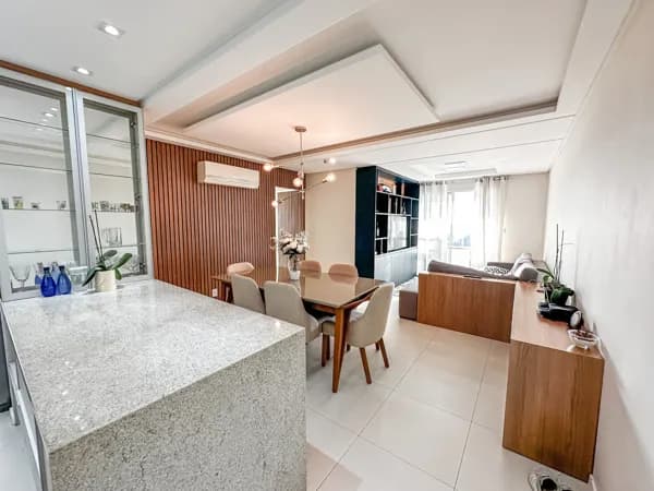 Apartamento com 3 quartos sendo 1 suíte e 2 vagas de garagem no Estreito, em Florianópolis.