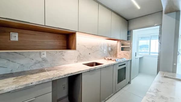 Apartamento com 3 quartos sendo 1 suíte e 2 vagas livres e cobertas, Novo Estreito - Florianópolis.