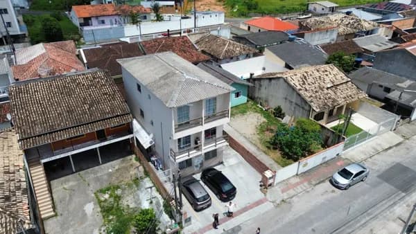 Prédio Residencial 6 apartamentos e 1 casa de 2 dormitórios no bairro Ceniro Martins em São José/SC