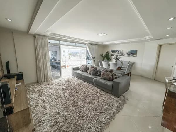 Cobertura com 03 dormitórios sendo 02 suites á venda no bairro Estreito - Florianópolis