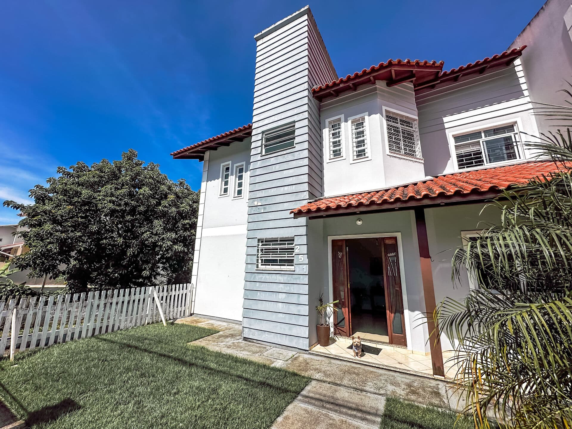 Casa com 03 dormitórios sendo 1 suíte, com piscina no Estreito, em Florianópolis.