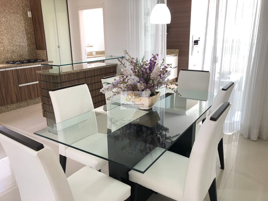 Apartamento mobiliado com 03 suítes, ampla sacada com churrasqueira a carvão no Centro de Balneário Camboriú S/C