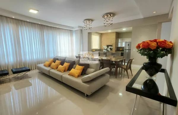 Lindo apartamento à venda no Centro de Balneário Camboriú, semi mobiliado, com 03 suítes e 03 vagas de garagem.