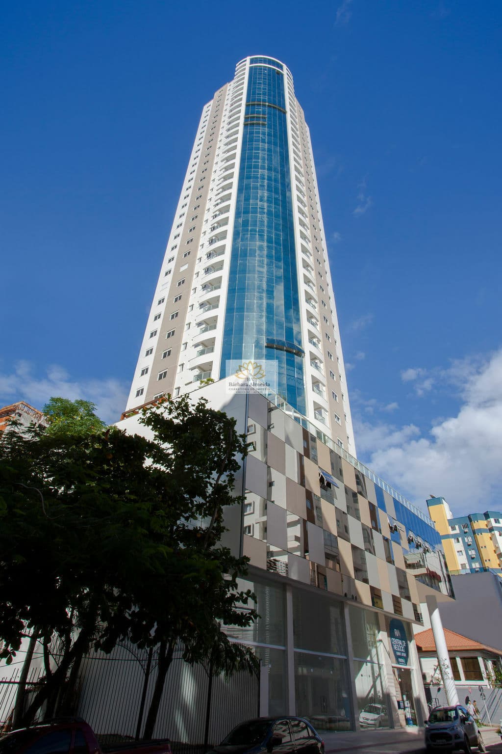 Apartamento andar alto, 03 SUÍTES, NOVO - no Centro de Balneário Camboriú -SC