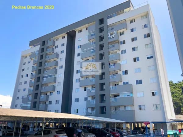Apartamento de 03 dormitórios sendo 01 suíte, com sacada e churrasqueira no Bairro Tabuleiro em Camboriú/SC