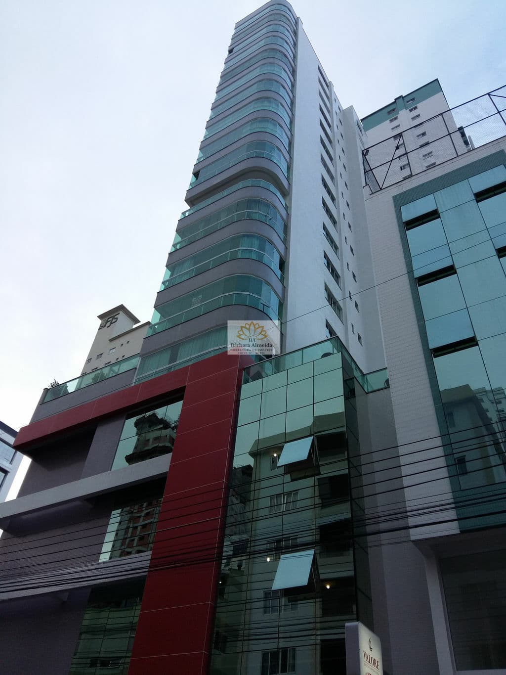 Residencial Dom Pablo no Centro de Balneário Camboriú, com 115m², sacada com churrasqueira, 03 suítes, próximo a Av. Brasil.