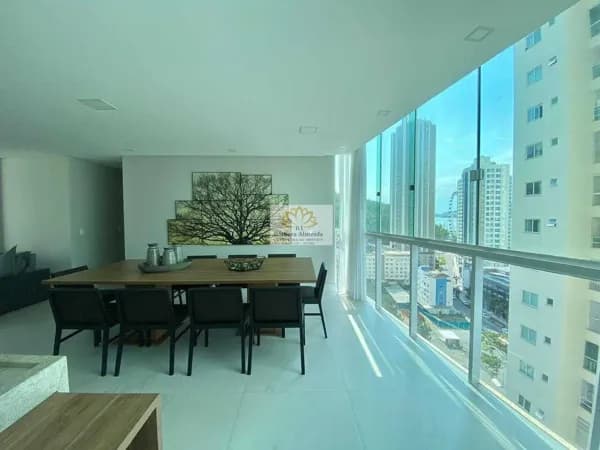 Locação anual - Apartamento 04 dormitórios no Bairro Pioneiros em Balneário Camboriú-SC