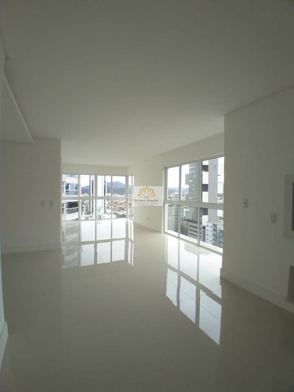 Lindo Apartamento de 03 suítes a venda no Centro de Balneário Camboriú - SC