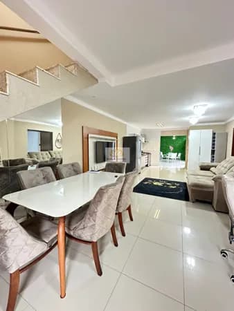 Venda- Casa tipo Sobrado com 03 dormitórios em Balneário Camboriú/SC