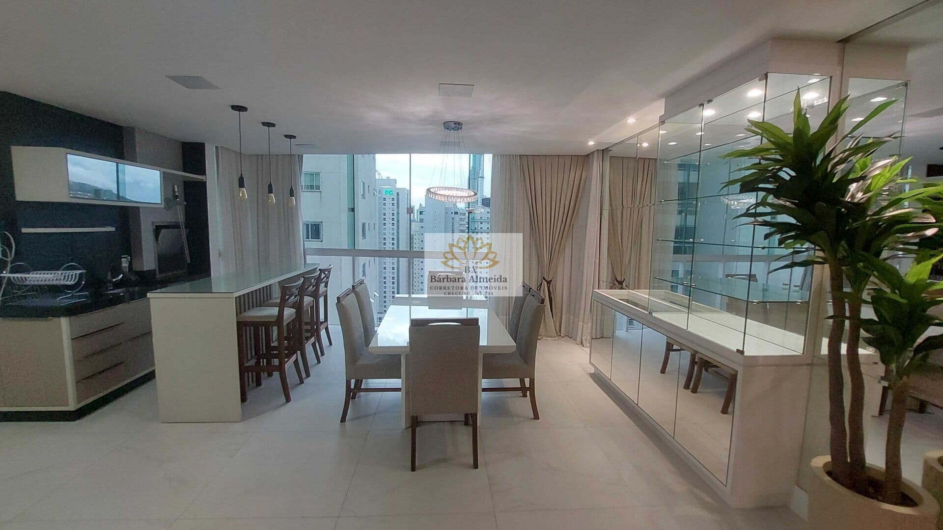 LOCAÇÃO ANUAL - Apartamento 04 dormitórios no Bairro Pioneiros em Balneário Camboriú-SC