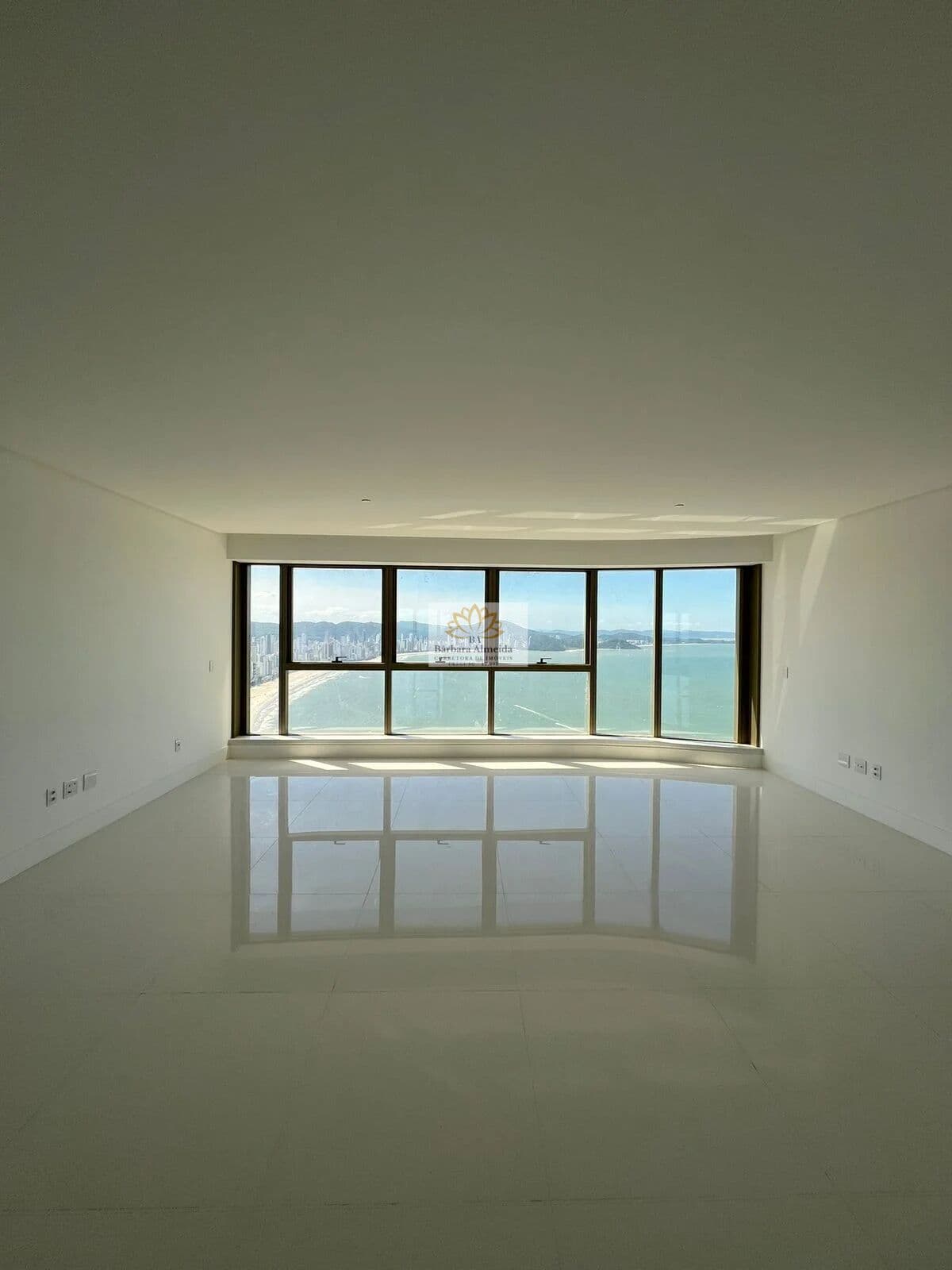 ANDAR ALTO NO Edifício Yachthouse by Pininfarina em Balneário Camboriú.