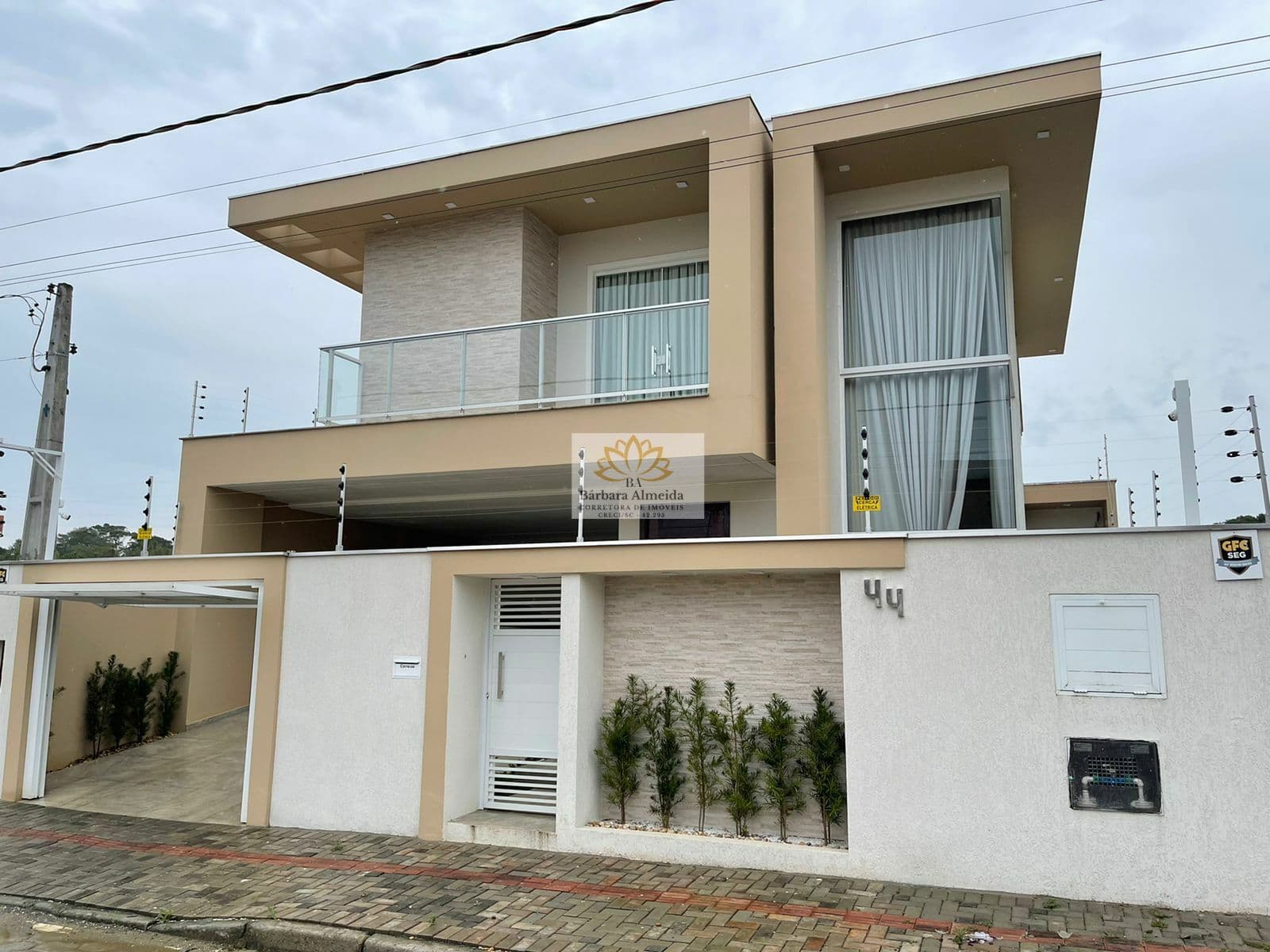 Balneário Piçarras- Casa Duplex -04 dormitórios sendo 02 suítes, churrasqueira e piscina