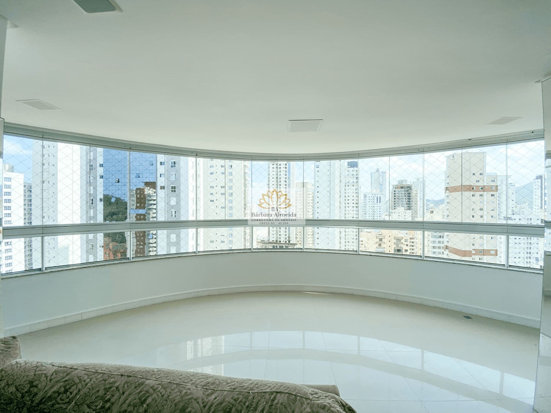 Apartamento no Edifício Torre de Lyon Balneário Camboriú com 139m² , 03 suítes, próximo a praia central de Balneário Camboriú/SC