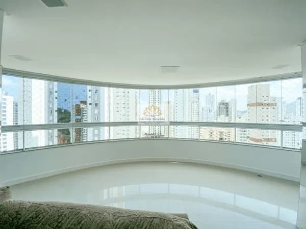 Apartamento no Edifício Torre de Lyon Balneário Camboriú com 139m² , 03 suítes, próximo a praia central de Balneário Camboriú/SC