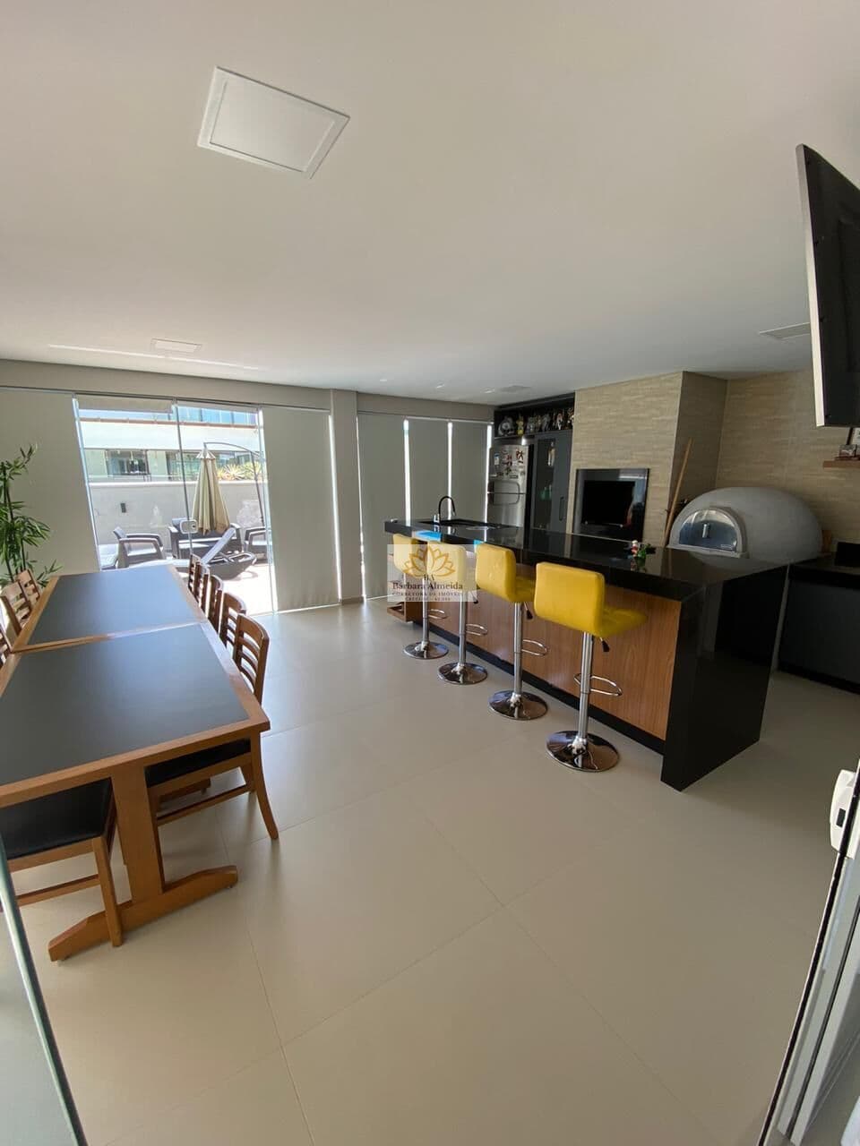Linda casa em condômino fechado com 04 dormitórios.