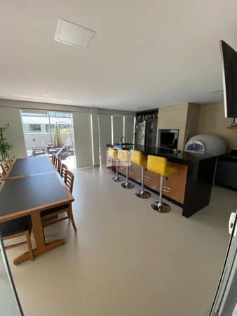 Linda casa em condômino fechado com 04 dormitórios.