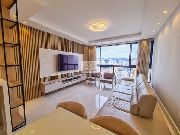 Apartamento andar alto, com 04 dormitórios, localizado no Centro de Balneário Camboriú/SC