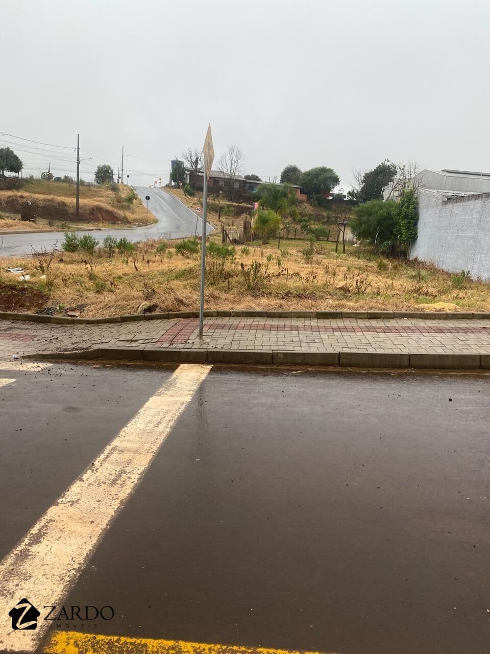Terreno de esquina, plano e com ótima posição solar.