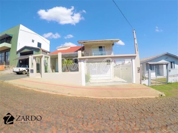 Casa com ótima localização, há duas quadras da Avenida Getulio Vargas