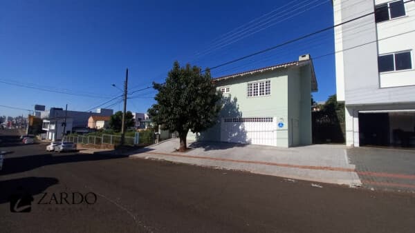 Casa ampla com 3 vagas de garagem e espaço para escritório.