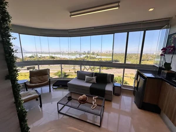 Apartamento sofisticado com 2 quartos e varanda com cortina de vidro