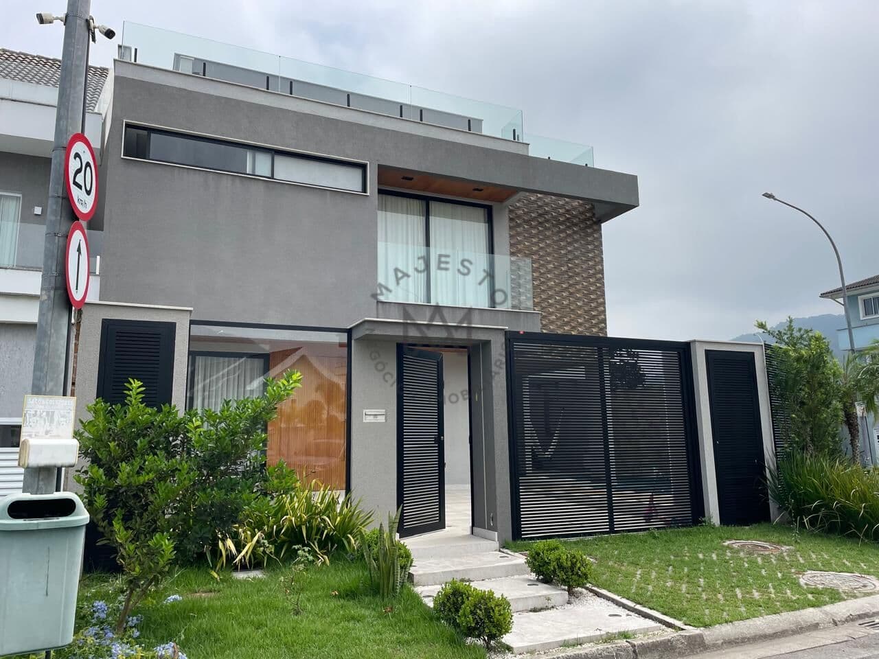 Casa triplex moderna com 5 suítes e lazer completo