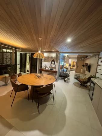 Apartamento de 2 quartos com varandão e sol da manhã no Recreio