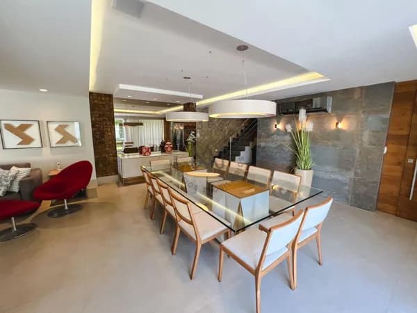 Luxuosa Casa Triplex de 5 Quartos no Recreio