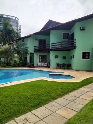 Viva o Luxo na Barra: Casa Duplex de 4 Quartos e Área de Lazer Exclusiva no Condomínio San Diego. Agende sua Visita!