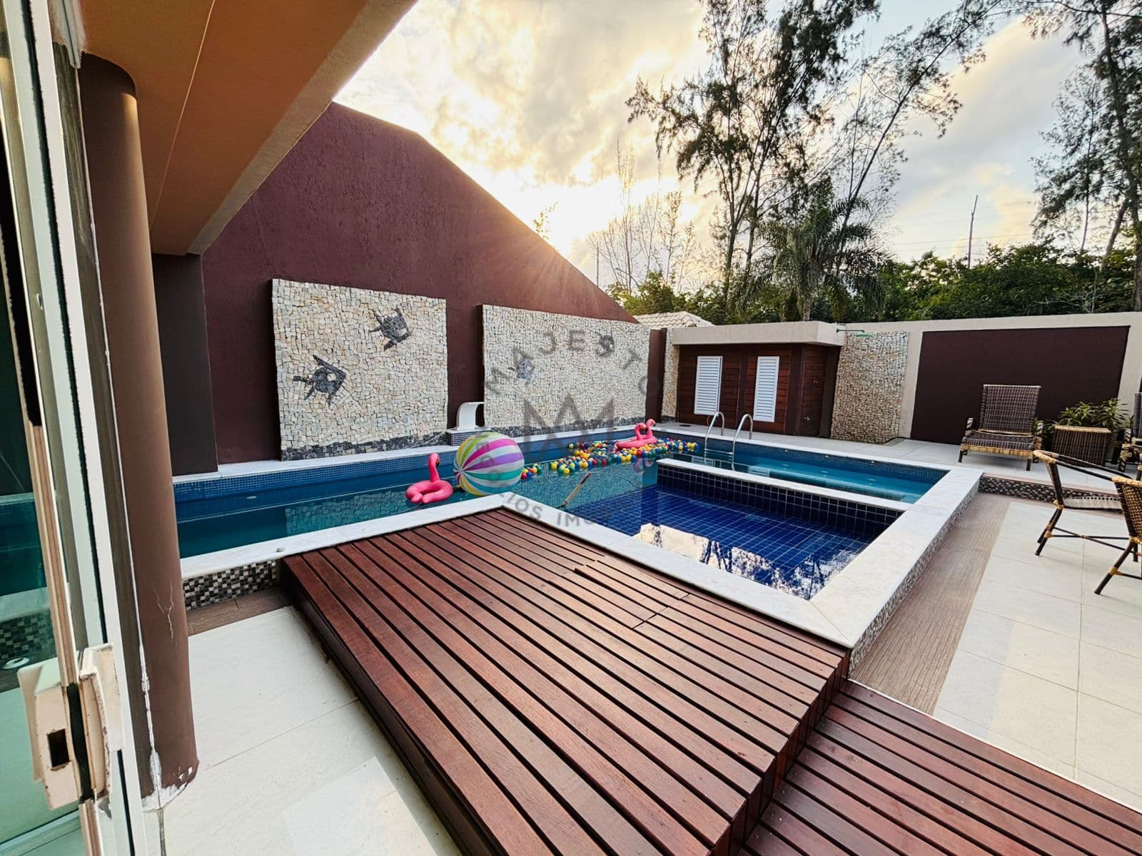 Casa com 6 suítes, lazer completo e alto padrão em condomínio fechado na Barra