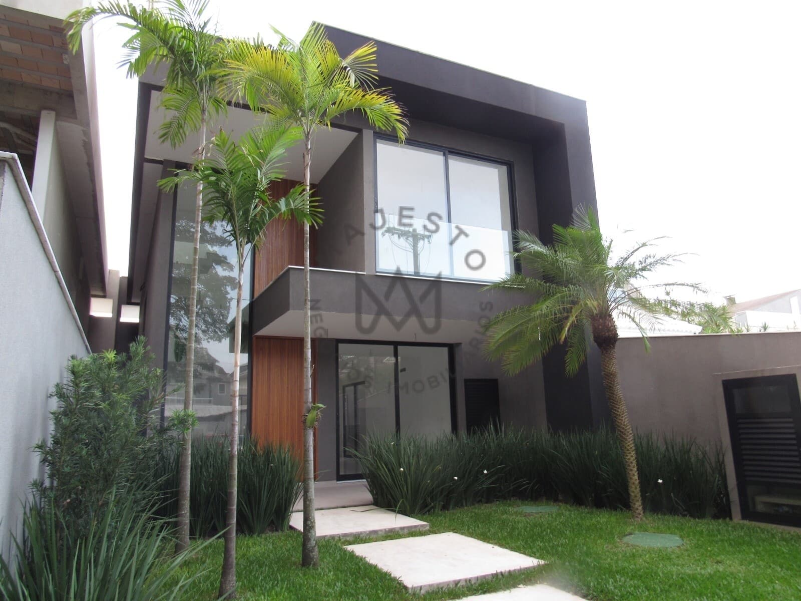 Residência Triplex Contemporânea em Interlagos de Itaúna - Um Oásis de Sofisticação e Sustentabilidade na Barra da Tijuca